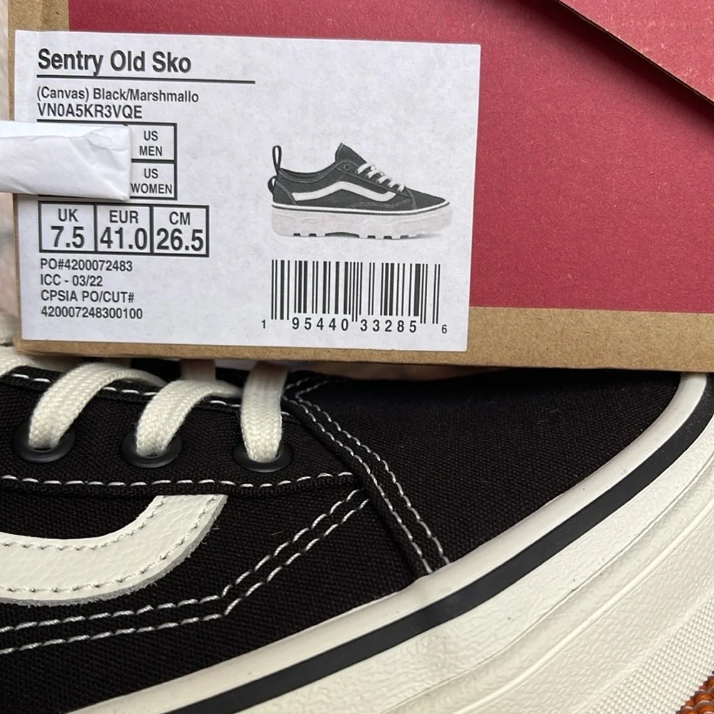 Vans Men’s Sentry Old Skool (Canvas) Black/Marshmallow
VN0A5KR3VQE
Sneakers - Picture 7 of 16
